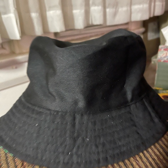 Reversible Cannabis Leaf Bucket Hat. - Picture 3 of 4